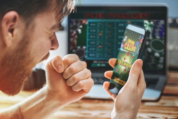 Ilustrasi komunitas dan layanan dukungan pengguna di platform hiburan digital